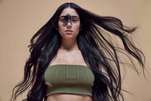 До тех пор, пока человек зависит от мнения других и от событий внешнего мира, он крайне уязвим и непременно несчастлив. 07