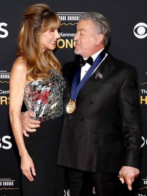 Сильвестра сталлоне заметили с тростью на премии центра Кеннеди. 01