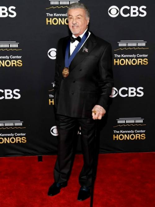 Сильвестра сталлоне заметили с тростью на премии центра Кеннеди. 02