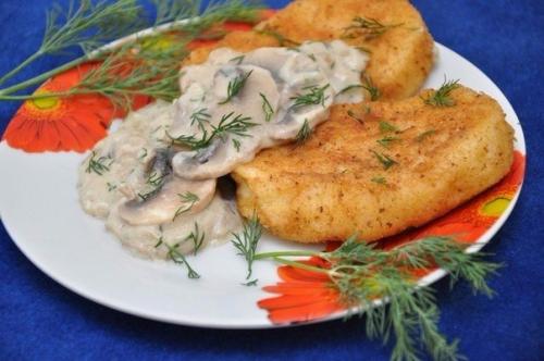 Картофельные котлеты с грибной подливкой. Картофельные котлеты с грибной подливкой.