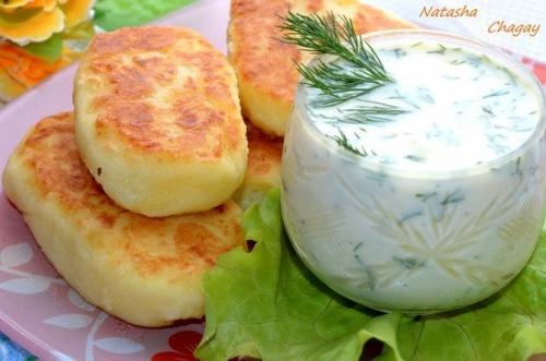 Картофельные котлеты с соусом.
