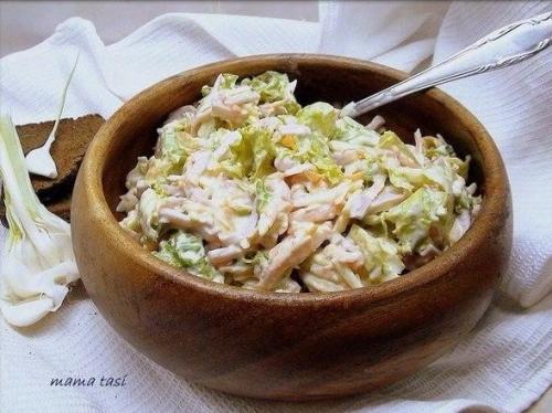 Салат овощной с сыром и ветчиной.