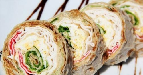 Рулет из лаваша с крабовыми палочками. Рулет из лаваша с крабовыми палочками.