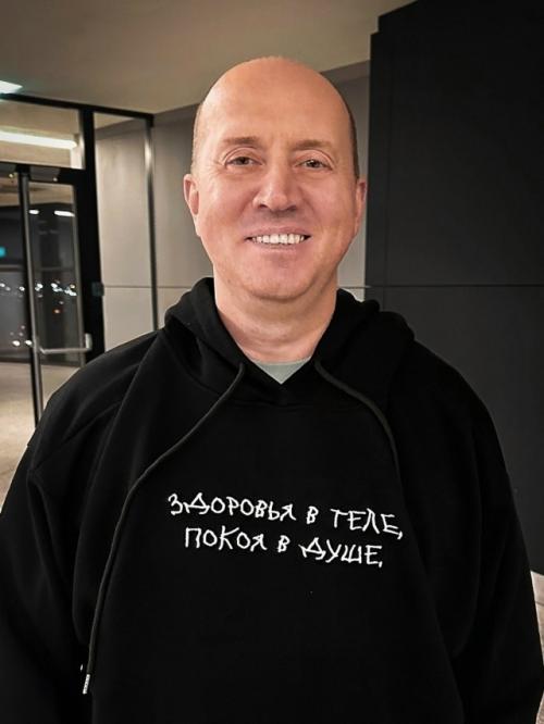 48-Летний актер Сергей бурунов вновь находится в отношениях с молодой девушкой Екатериной Леви, которая младше его на 12 лет. 

