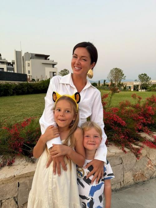 Певица Нюша со своими детьми на отдыхе в Турции воссоединилась.  