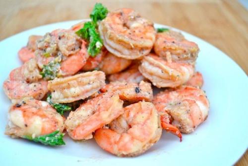 Креветки в чесночном соусе.