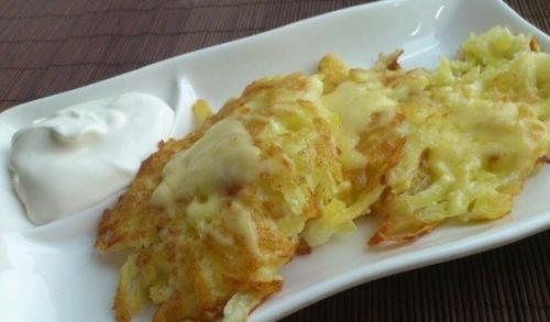 Картофельные драники с сыром.