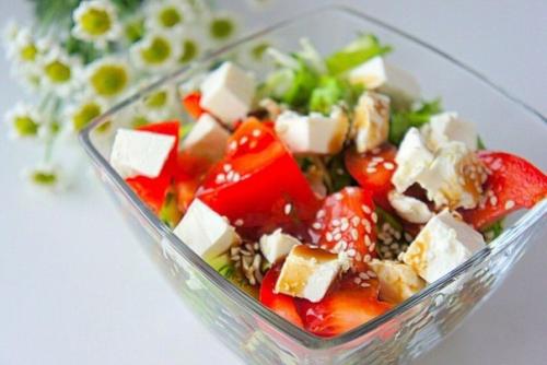 Овощной салат с сыром Фета. Овощной салат с сыром Фета.