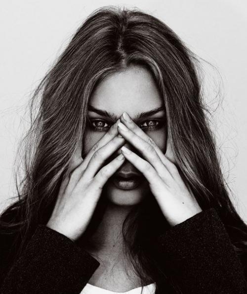 Я всегда смотрел ей в глаза, а не сквозь их.  