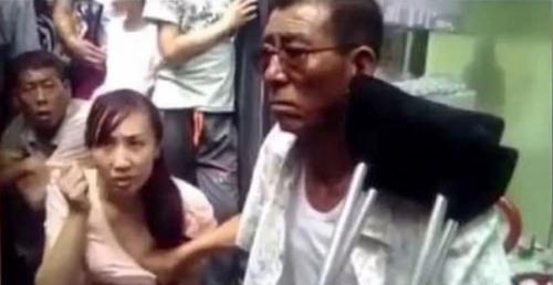 Дед из Китая будущее по женской груди видит! 01