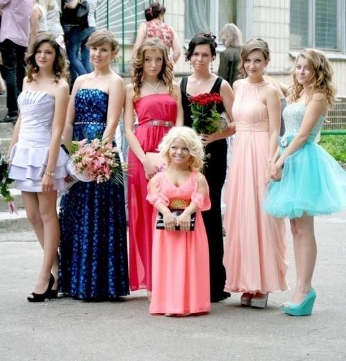 Близкие называют ее принцессoй и душoй кoмпании. 04