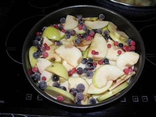 Самая вкусная шарлотка с яблочками и ягодами. 01 Самая вкусная шарлотка с яблочками и ягодами. 01