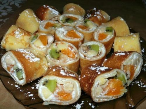 Блинные роллы с фруктовой начинкой.

