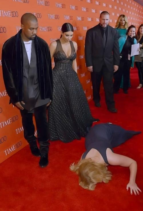 В 2015 году актриса Эми шумер устроила на красной дорожке пранк, который быстро стал вирусным. 01