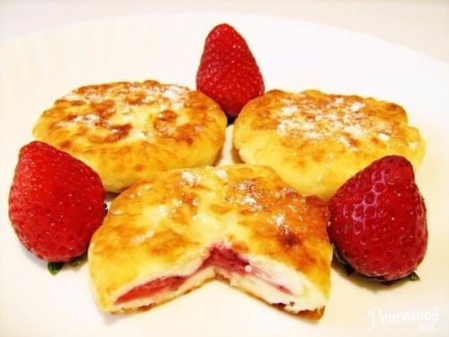 Банановые сырники с клубникой: правильный завтрак!