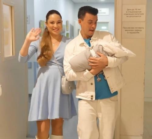 Кирилл туриченко впервые стал отцом - у него и супруги Дарьи родился сын.
