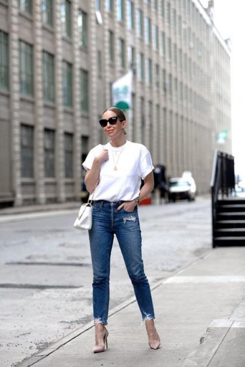 Простая белая футболка у каждой женщины есть. 02