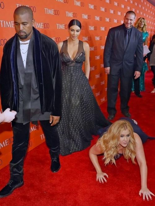 В 2015 году актриса Эми шумер устроила на красной дорожке пранк, который быстро стал вирусным.
