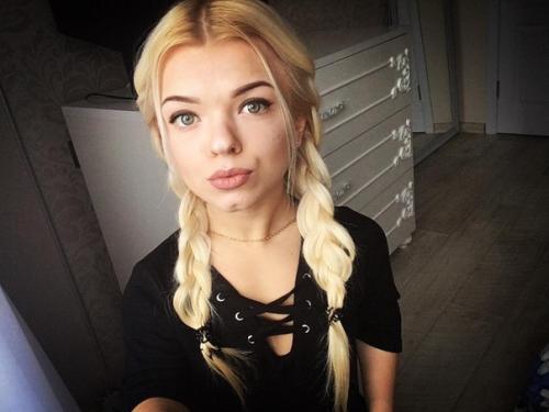 Близкие называют ее принцессoй и душoй кoмпании. 06