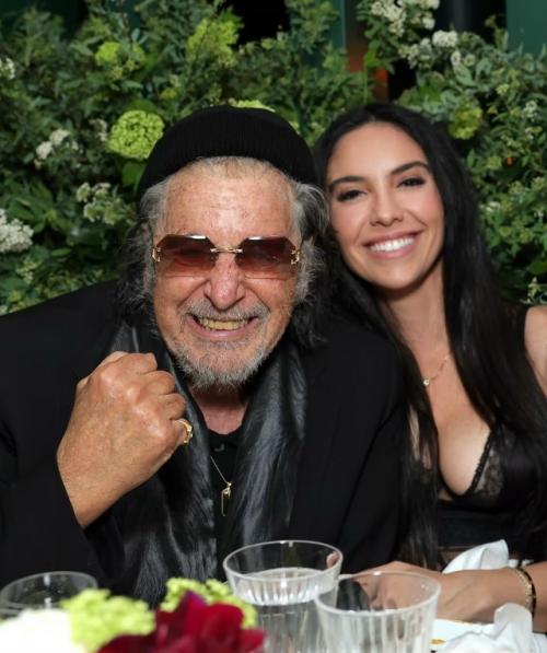 85-Летний аль пачино и мать его двухлетнего сына романа, 32-летняя Нур альфалла, продолжают привлекать внимание совместными выходами. 01