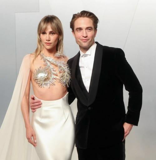 Роберт Паттинсон и сьюки уотерхаус, которые тайно поженились в прошлом году, впервые за долгое время вышли вместе в свет.
