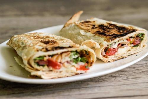 Хрустящий лаваш с сыром и помидорами.
