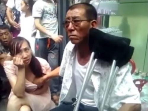 Дед из Китая будущее по женской груди видит! 02