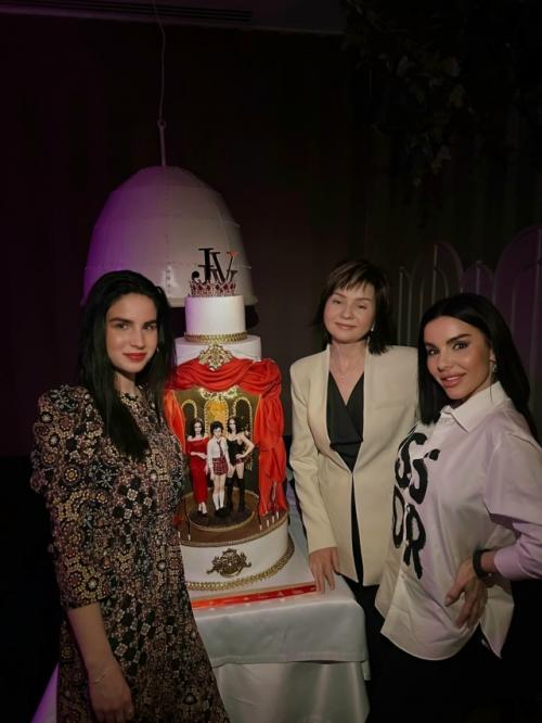 Юлия Волкова из группы Татушка опубликовала снимок с празднования семейного дня рождения. 01