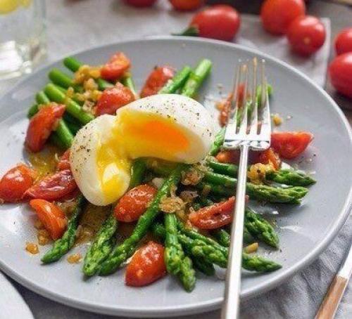 Тёплый салат со спаржей и пряной заправкой.