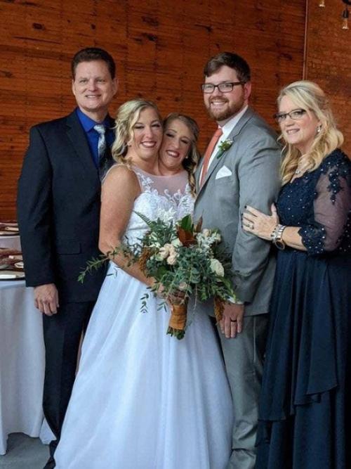 Одна из известных американских сиамских близнецов хенсел вышла замуж. 01