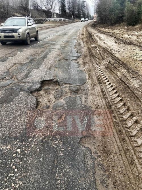 Кто за состоянием дорог в городе Карабаново следит? 02