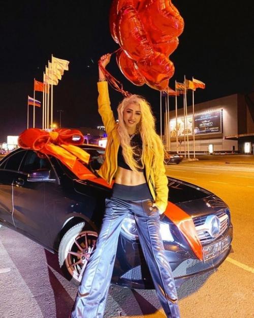 Владелица однокомнатной квартиры в ЖК Гринада в Москве хотела оформить интерьер с использованием ярких цветов, но при этом не перегрузить его. 03