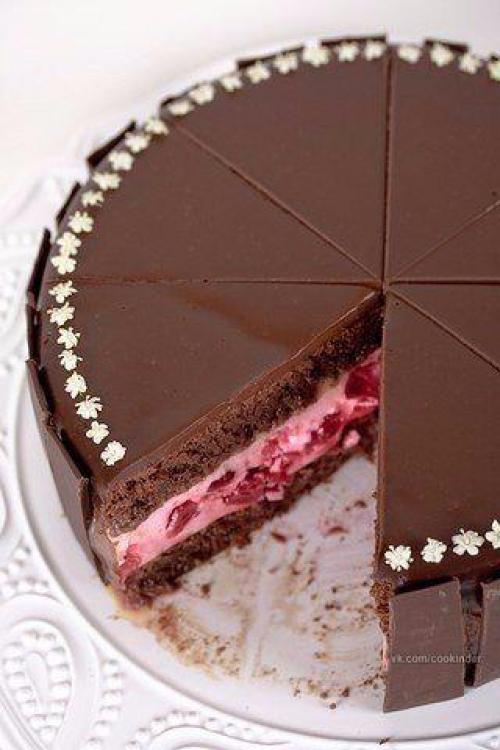 Шоколадный торт с вишней? 

