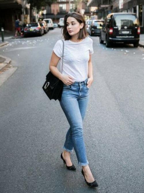 Простая белая футболка у каждой женщины есть. 01