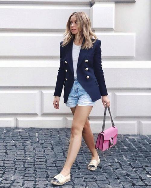 Простая белая футболка у каждой женщины есть. 03