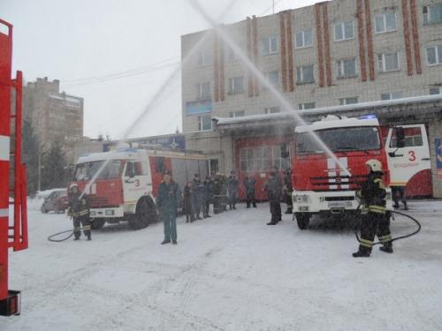 Оказывается, в мчс есть традиция обливать друг друга водой.