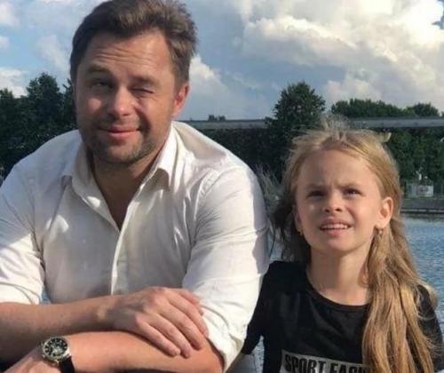 Виталий гогунский, отец Миланы стар, прекратил выплачивать алименты. 01