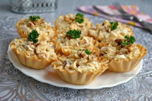 Салат с курицей и ананасом в тарталетках. Салат с курицей и ананасом в тарталетках.
