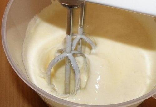 Очень пышная шарлотка с яблоками и ягодами, обалденно вкусная. 01