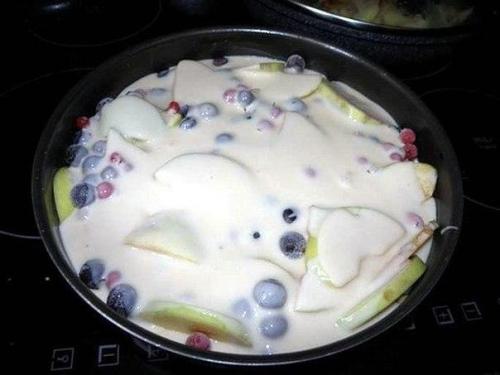 Очень пышная шарлотка с яблоками и ягодами, обалденно вкусная. 03