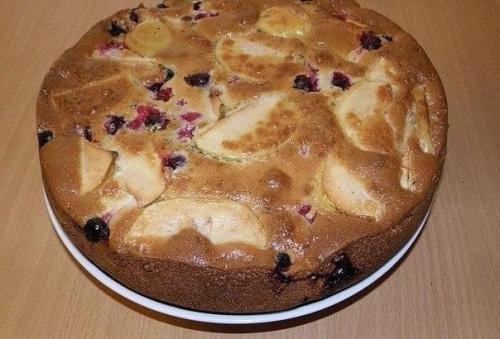 Очень пышная шарлотка с яблоками и ягодами, обалденно вкусная. 04