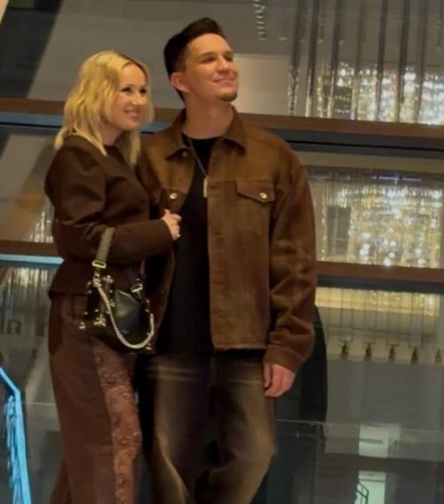 Звездная пара Клава кока и Дима Масленников официально подтвердили статус жениха и невесты своим недавним совместным выходом. 02