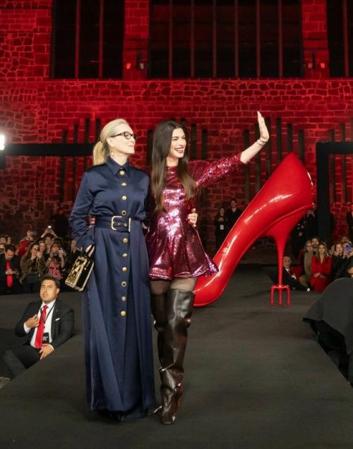 В мехико прошла премьера фильма дьявол носит Prada 2, который представили исполнительницы главных ролей Мэрил стрип и Энн хэтэуэй. 04