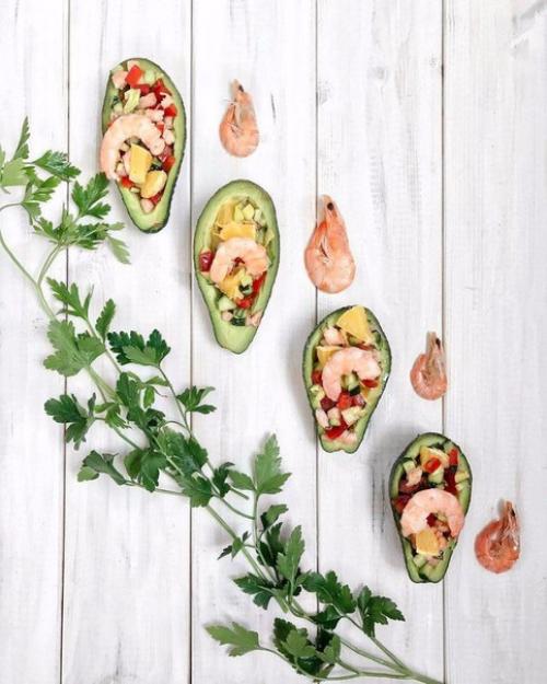 Салат с креветками и овощами в авокадо?