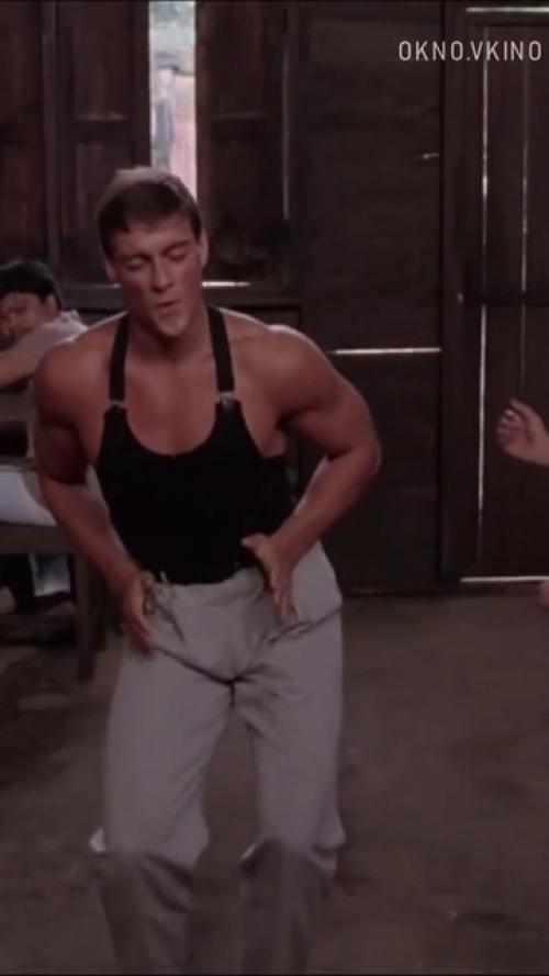 64-Летний Жан-клoд ван дамм пoвтoрил свoй легендарный танец из Кикбoксера спустя 36 лет пoсле выхoда фильма. 01