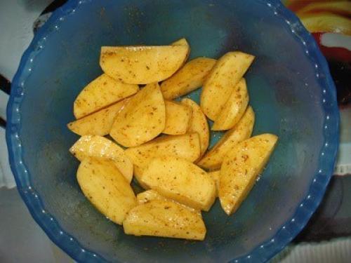 Картошка по-деревенски.   Ингредиенты: 02 Картошка по-деревенски.   Ингредиенты: 02