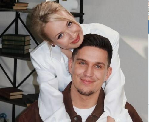 Звездная пара Клава кока и Дима Масленников официально подтвердили статус жениха и невесты своим недавним совместным выходом. 01