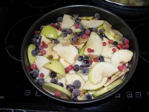 Очень пышная шарлотка с яблоками и ягодами, обалденно вкусная. 02