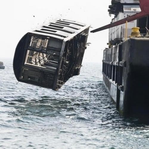 США сбросили тысячи вагонов метро в океан.  