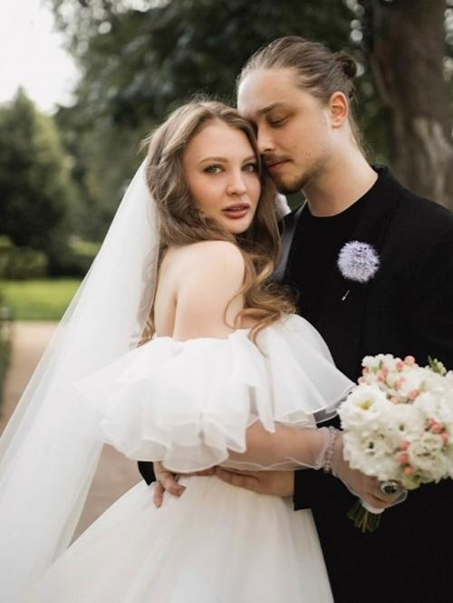 52-Летняя Наташа королёва выставила свою невестку не в лучшем свете, показав её зубы. 02